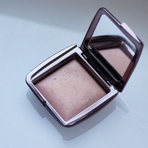 Hourglass Ambient Lighting Powder in "Radiant Light"